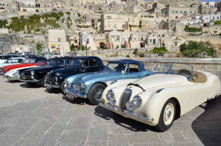 Assicurazione per auto storiche: costo e come fare online