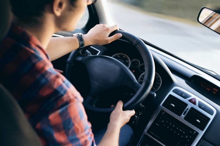 Assicurazione auto semestrale: quali sono i suoi costi, i vantaggi e gli svantaggi?