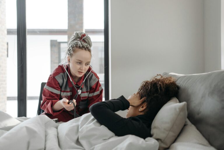 Patologie con conseguenze gravi: come seguirle in casa con aiuti domiciliari?