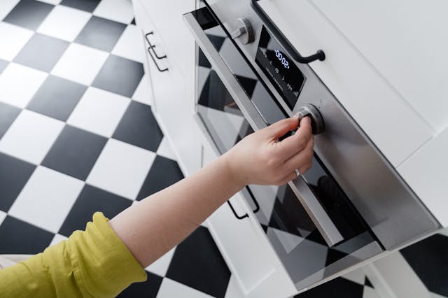 Microonde, forno elettrico o friggitrice ad aria? Quale elettrodomestico scegliere per la tua cucina